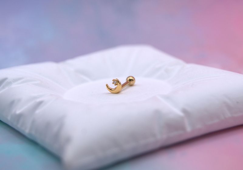 Gullbelagt piercingøredobb med måne og zirkonia