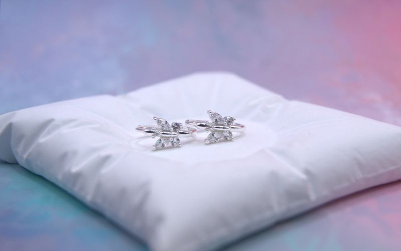 Crystal Butterfly Huggie Øredobber