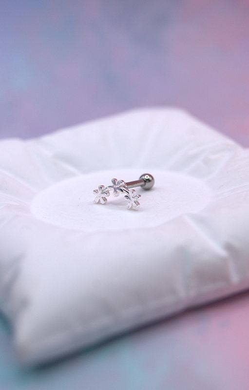 Piercingøredobb med blomsterdesign