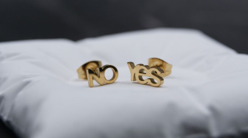 YES / NO Gylne stålstuds