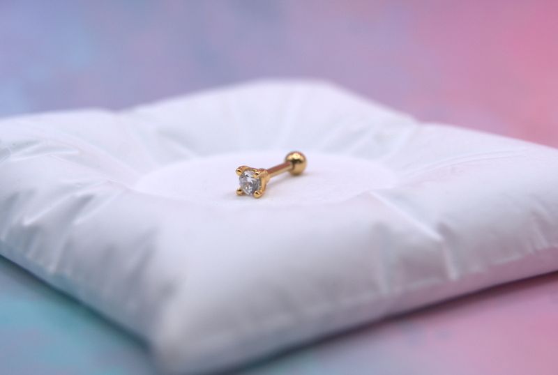 Gullfarget piercingøredobb med rund zirkonia