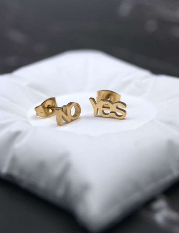 YES / NO Gylne stålstuds